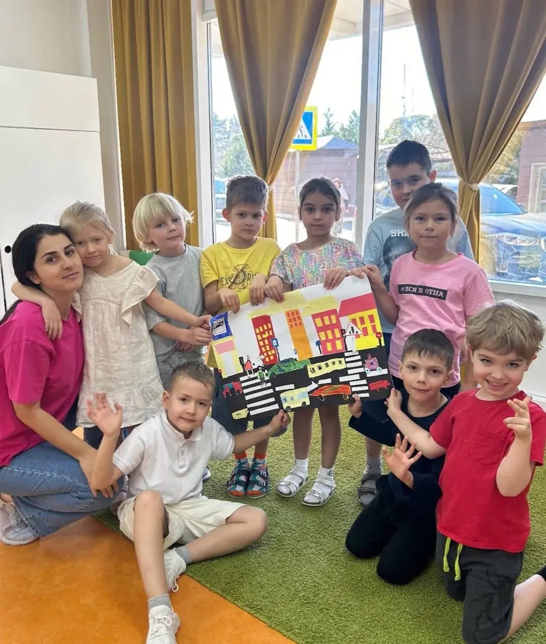 Дети рисуют в детском центре ТриНити Сочи