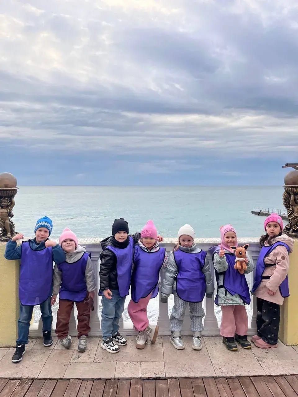 Дети на прогулке у моря — детский сад ТриНити Сочи